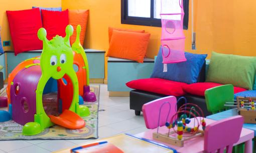 Bunter Spielraum für Kinder mit Kissen und Spielzeug.